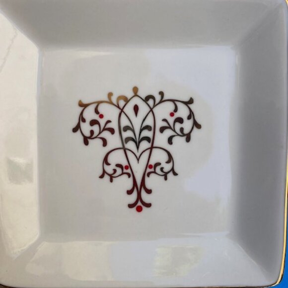 Set of four Noble Excellence Decorative Porcelain Plates with Gold Rims - Picture 3 of 6